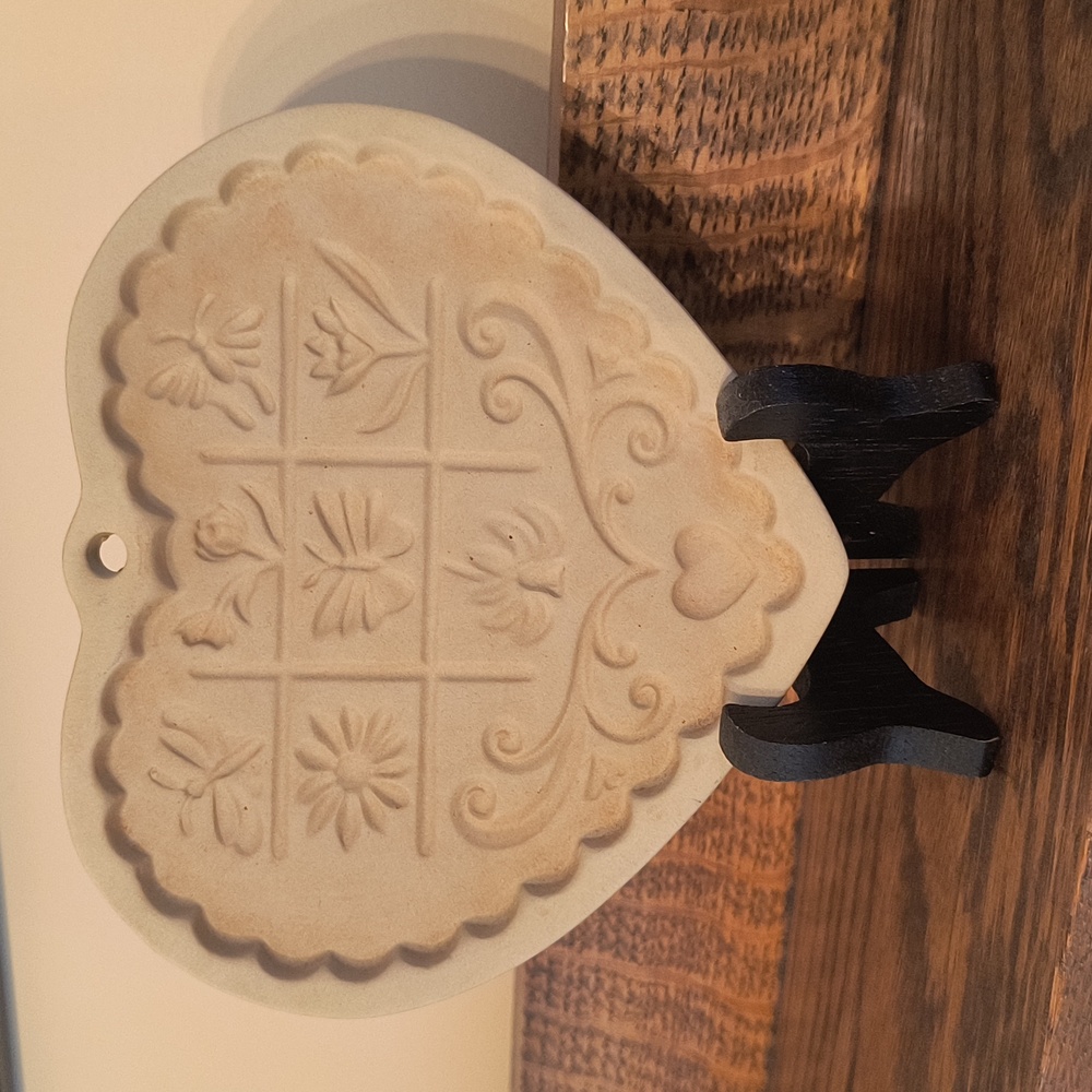Vintage Gardens Of The Heart Cookie Mold - Picture 2 of 16